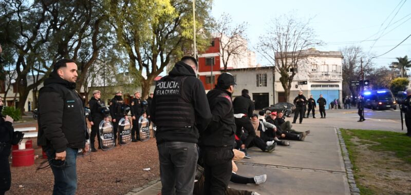 Máxima sanción para 17 barras de Huracán por incidentes en el partido con Riestra