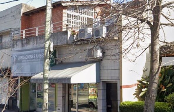 Horror en Villa Devoto: brutal femicidio a puñaladas a una mujer de 40 años, su hija de 8 advirtió el ataque y detuvieron al marido cuando intentaba huir.